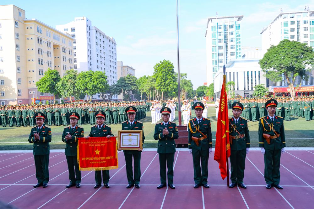 Dai tuong Nguyen Tan Cuong trao danh hieu Anh hung Luc luong vu trang nhan dan tang Hoc vien Hau can. Anh: Bo Quoc phong