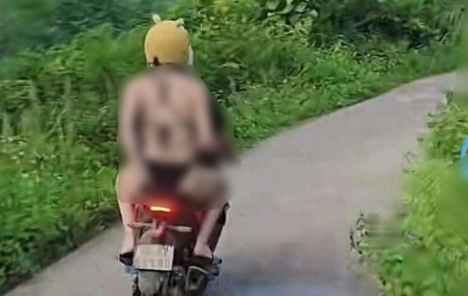 Hinh anh nu du khach mac bikini di chuyen tren duong. Anh: Pham Huong