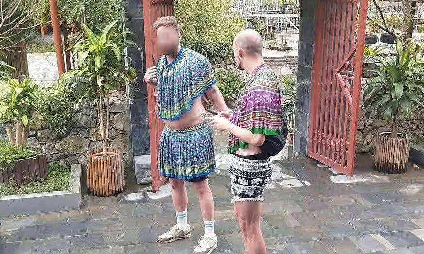 Cac nam du khach mac vay gay tranh cai thoi diem thang 8.2025. Anh: Pham Huong
