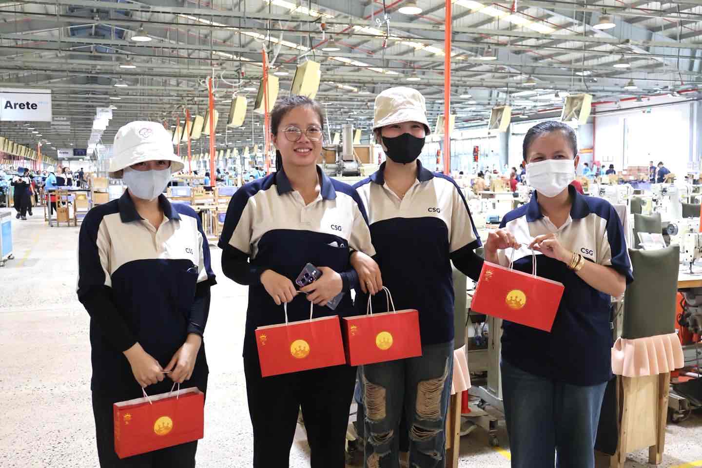 Les membres du syndicat et les travailleurs reçoivent des cadeaux a l'occasion du Tet Trung Thu 2025. Photo : Syndicat de base de la societe ChangShin Dong Nai