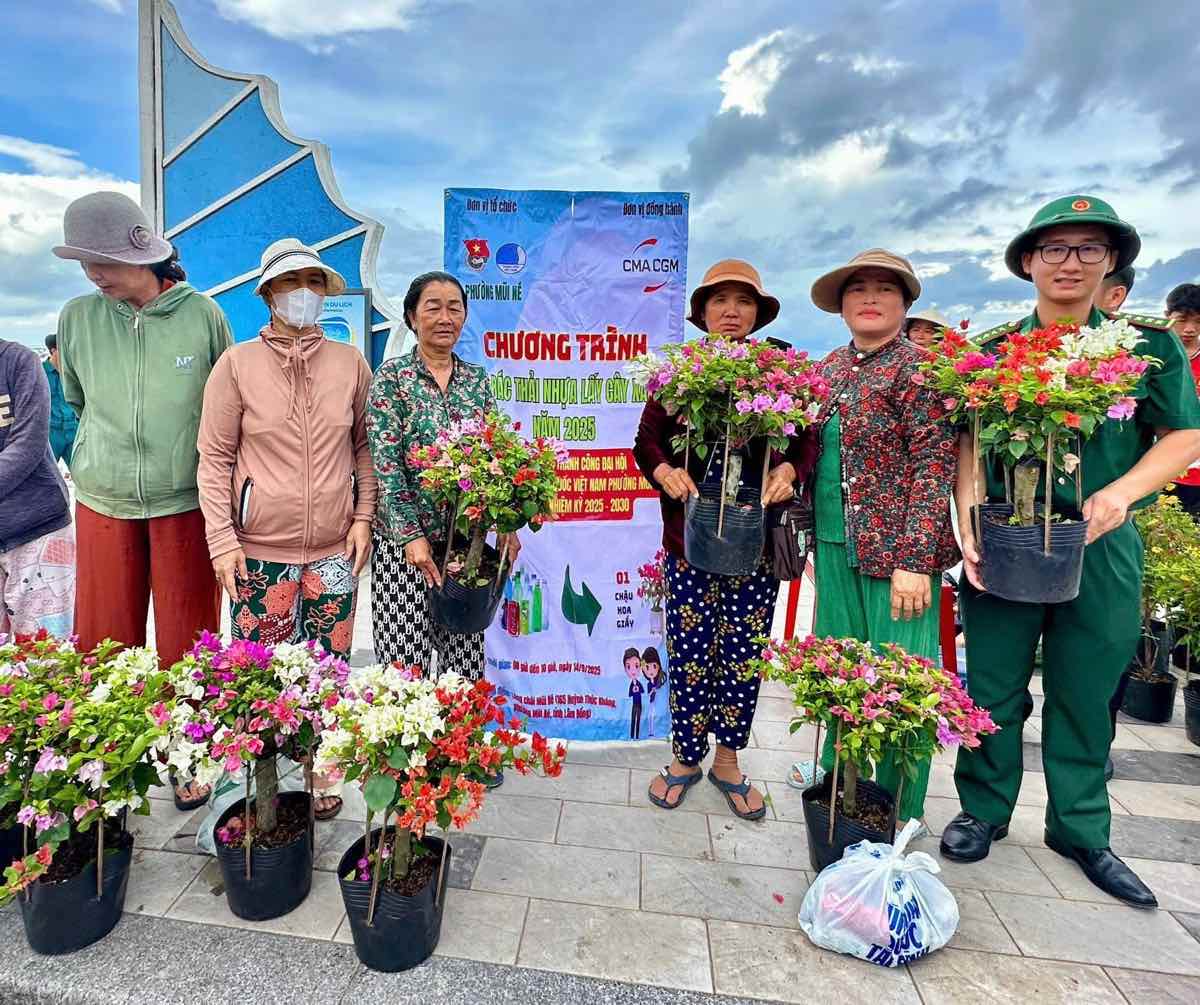 Nguoi dan mang rac thai nhua den doi lay hoa giay o Mui Ne. Anh: Phuong Mui Ne