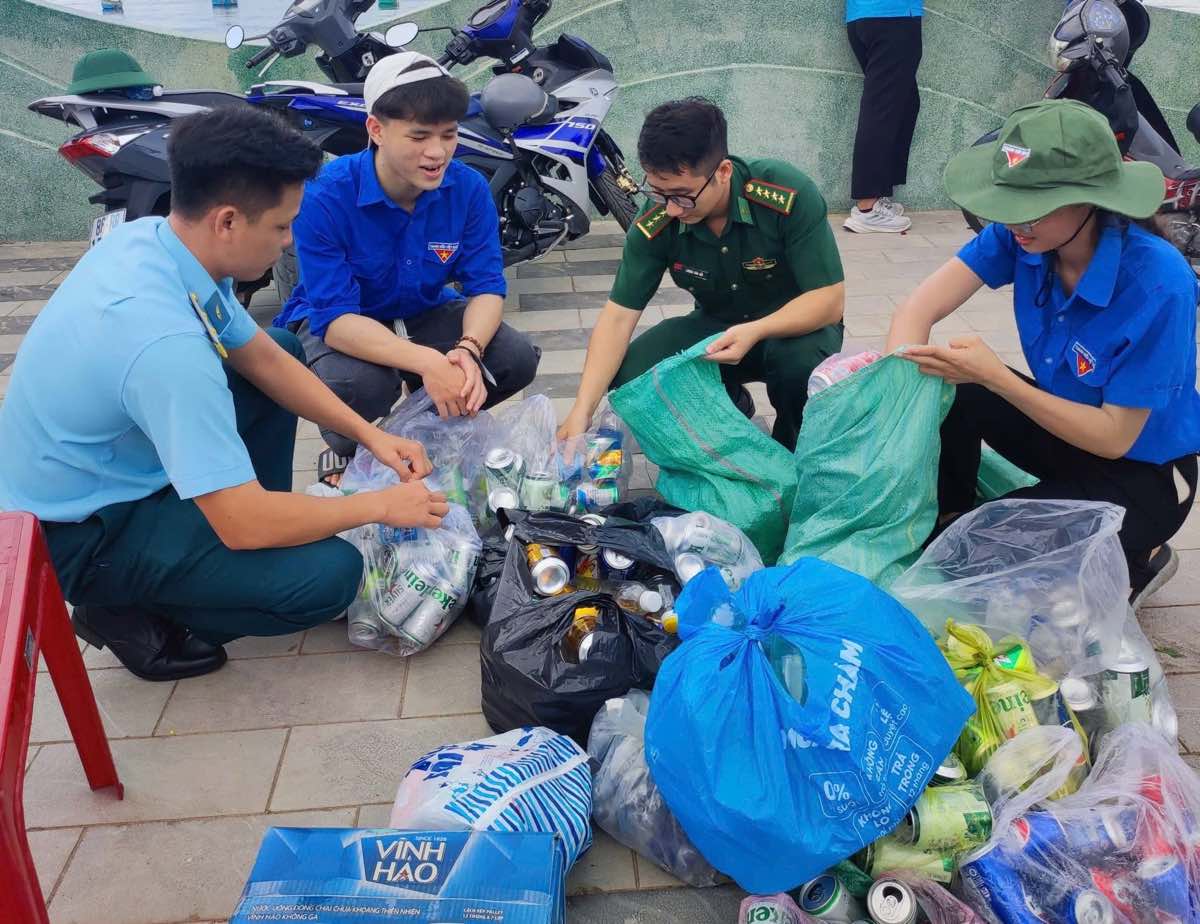 Rac thai nhua, vo lon do nguoi dan mang den doi. Anh: Phuong Mui Ne