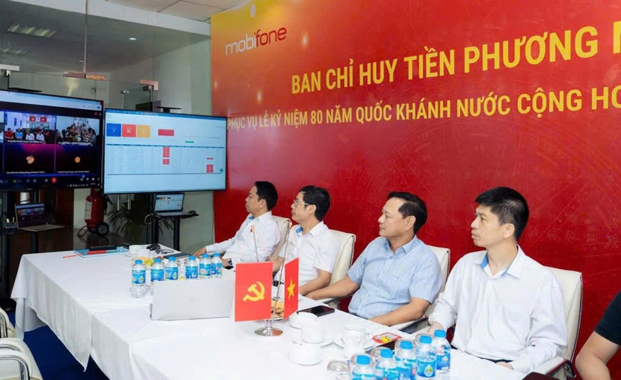 Vu Le Hoang 씨(오른쪽 맨 끝)와 국경일을 맞아 주요 행사를 지원하는 전방 지휘부의 동료들. 사진: Vu Le Hoang