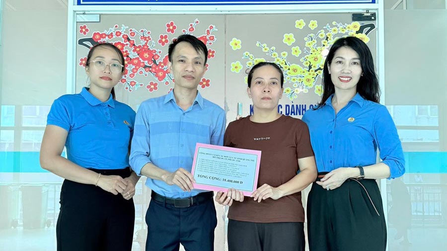 Le syndicat de base du Centre medical regional de Thach Han remet de l'argent de soutien a la famille du medecin Le Phuoc Anh. Photo : H.Nguyen