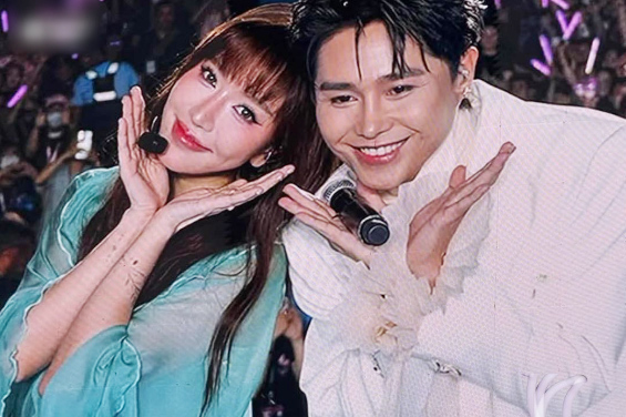 Bich Phuong and Tang Duy Tan in the concert "Em xinh say hi". Photo: VieON