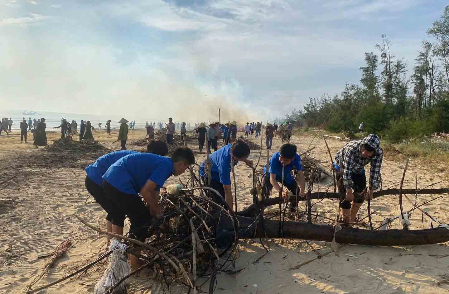 Hundreds of youth union members and people clean up trash on the beach of Dong Tien commune. Photo: Doan Tuan.