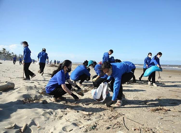 Don rac o bai bien xa Tien Dien. Anh: Doan Tuan.