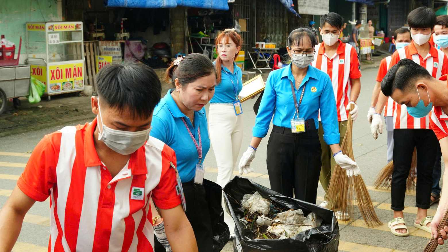 300 doan vien, nguoi lao dong cung nhau don ve sinh, bao ve moi truong. Anh: Cong doan phuong Tan Dong Hiep cung cap