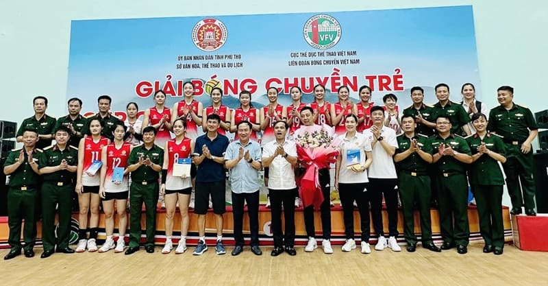 Pham Quynh Huong va doi bong tre Binh chung Thong tin duoc chuc mung chien thang tai Tam Dao (Phu Tho). Anh: BCTT