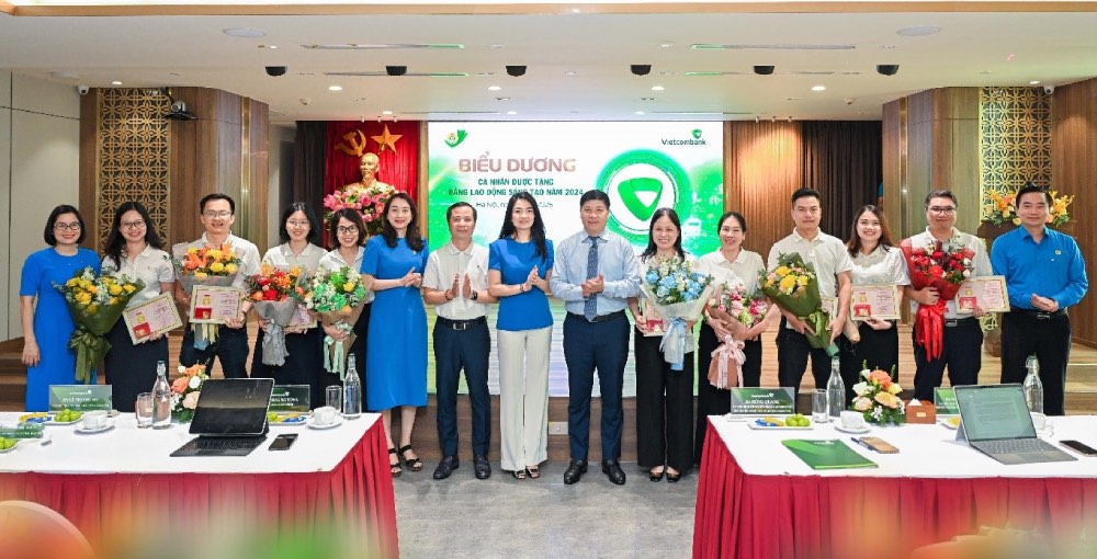 베트남 은행 노동조합 지도부는 베트남 노동총연맹으로부터 2024년 '창의적인 노동 증서'를 받은 단체와 개인을 격려합니다. 사진: 베트남 은행 노동조합