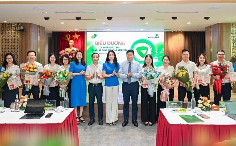 The leaders of the Vietnam Banking Trade Union encouraged collectives and individuals who were awarded the "Creative Labor Certificate" by the Vietnam General Confederation of Labor in 2024. Photo: Vietnam Banking Trade Union