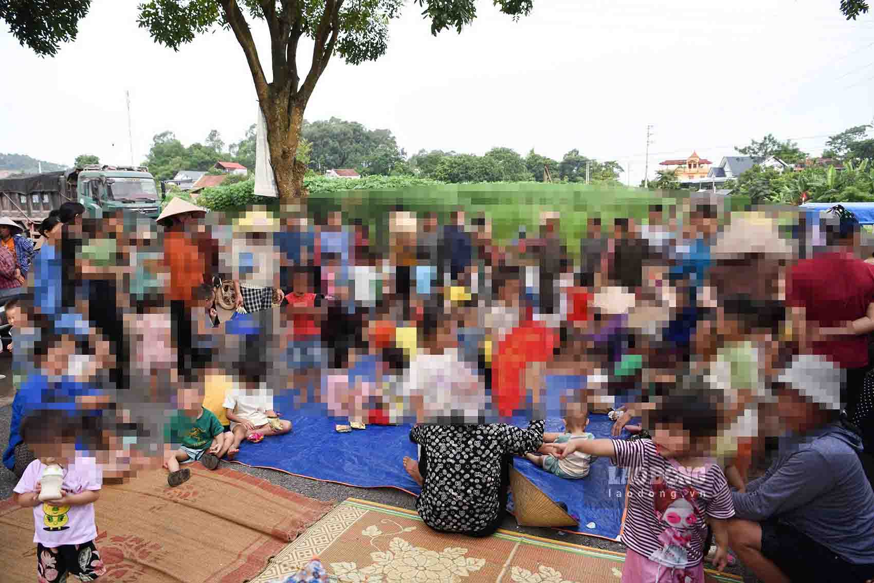 Hàng chục phụ huynh ở thôn Hậu, xã Phúc Hoà (Bắc Ninh) không đưa con đến điểm trường mới mà tập trung tại điểm trường cũ, ngày 9.9. Ảnh: Vân Trường