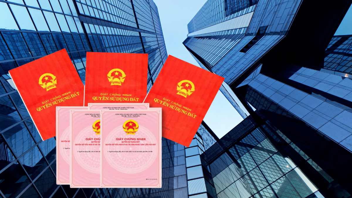 Theo quy định của pháp luật đất đai, có những trường hợp bắt buộc người dân phải làm thủ tục cấp đổi sổ đỏ. Đồ họa: Trà My