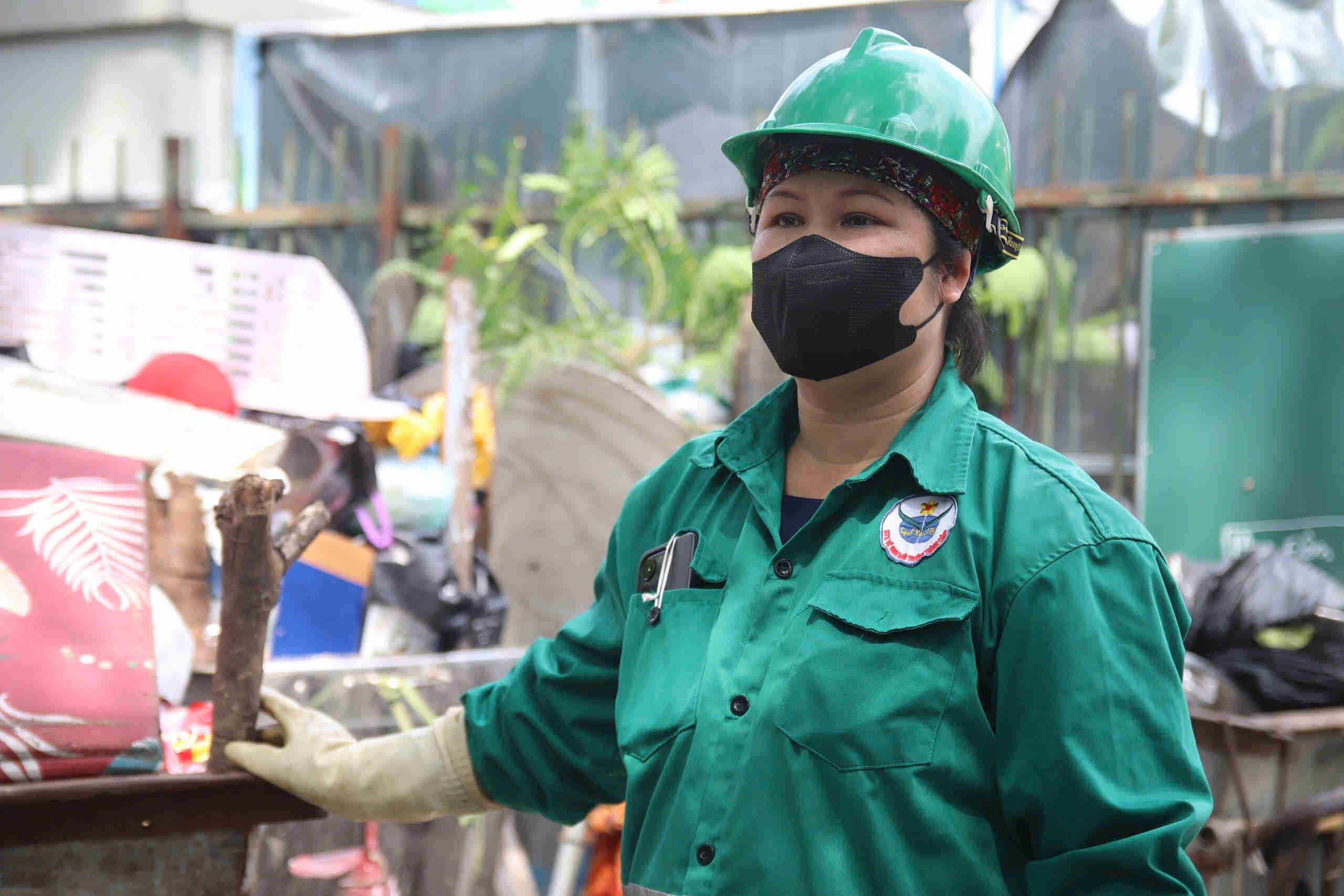 Chi Tran Thi Thu Huong chia se ve tinh trang mot bo phan nguoi dan van vut rac bua bai, khong dung noi, dung gio, khien nhieu diem rac phat sinh. Anh: Hoang Xuyen