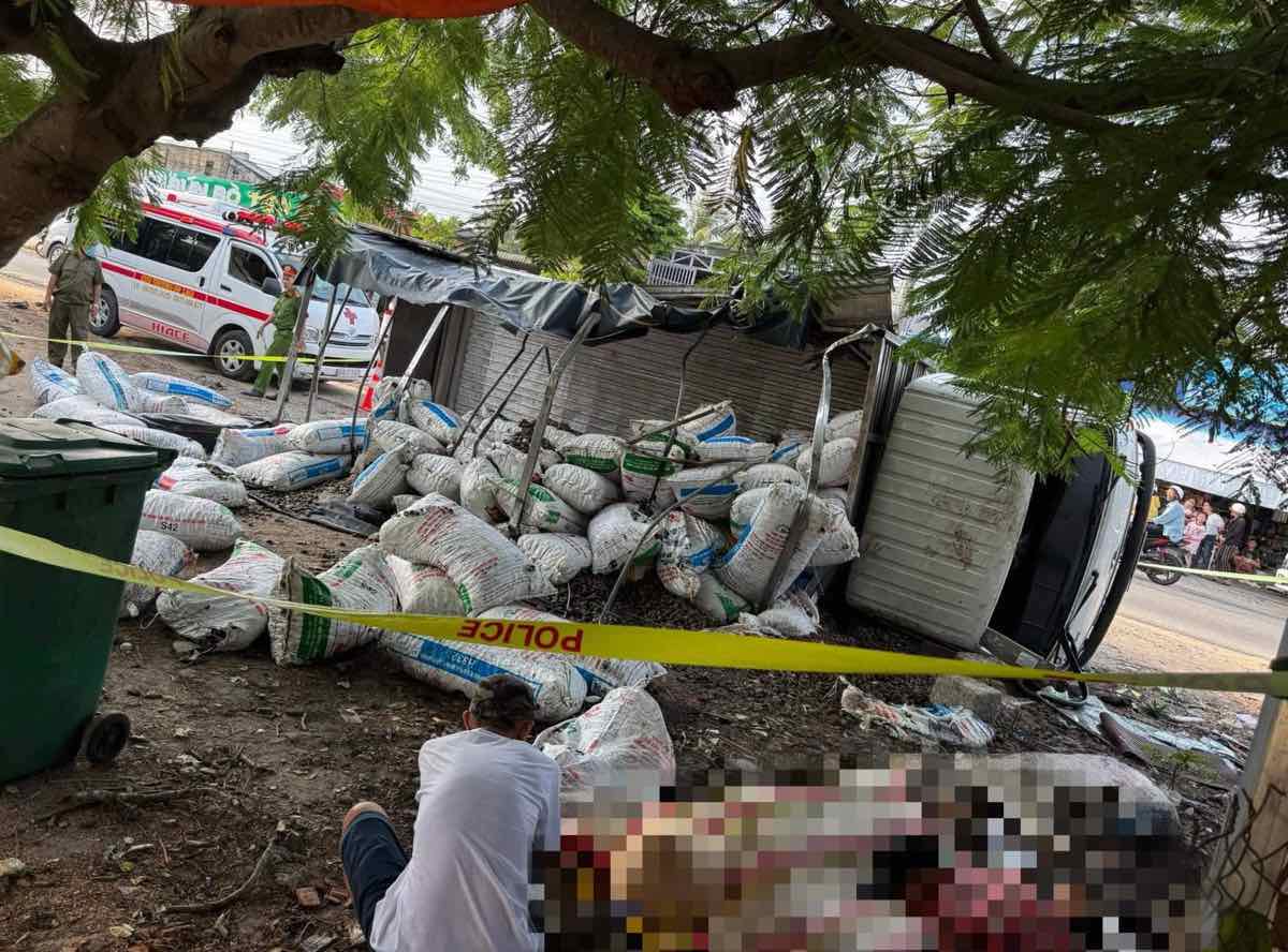 The scene of the truck overturning that killed 1 person on the vehicle. Photo: Duy Tuan