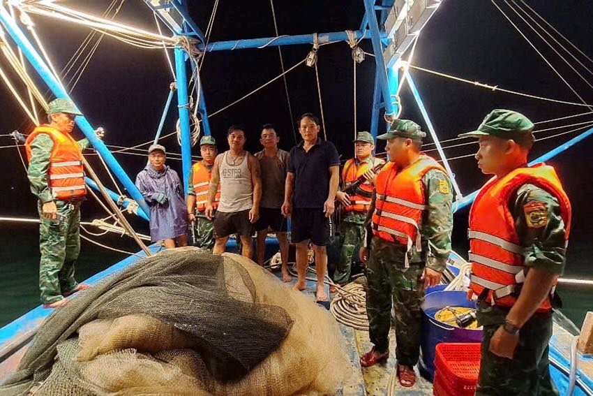 불법 어업을 하던 어선이 Lang Co 국경 수비대에 의해 체포되었습니다. 사진: Quynh Anh.