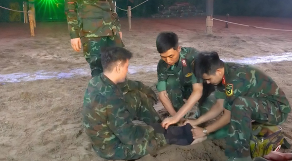 Huynh Anh bi chan thuong. Anh: Sao nhap ngu