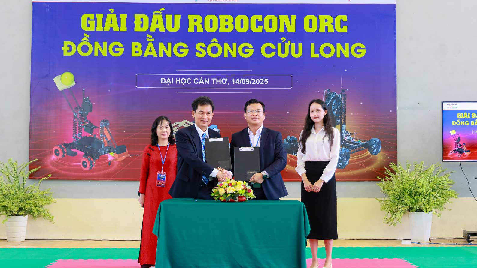 Le ky ket hop tac khoa hoc giua Truong Su pham (Dai hoc Can Tho) va OhStem Education. Anh: Dai hoc Can Tho