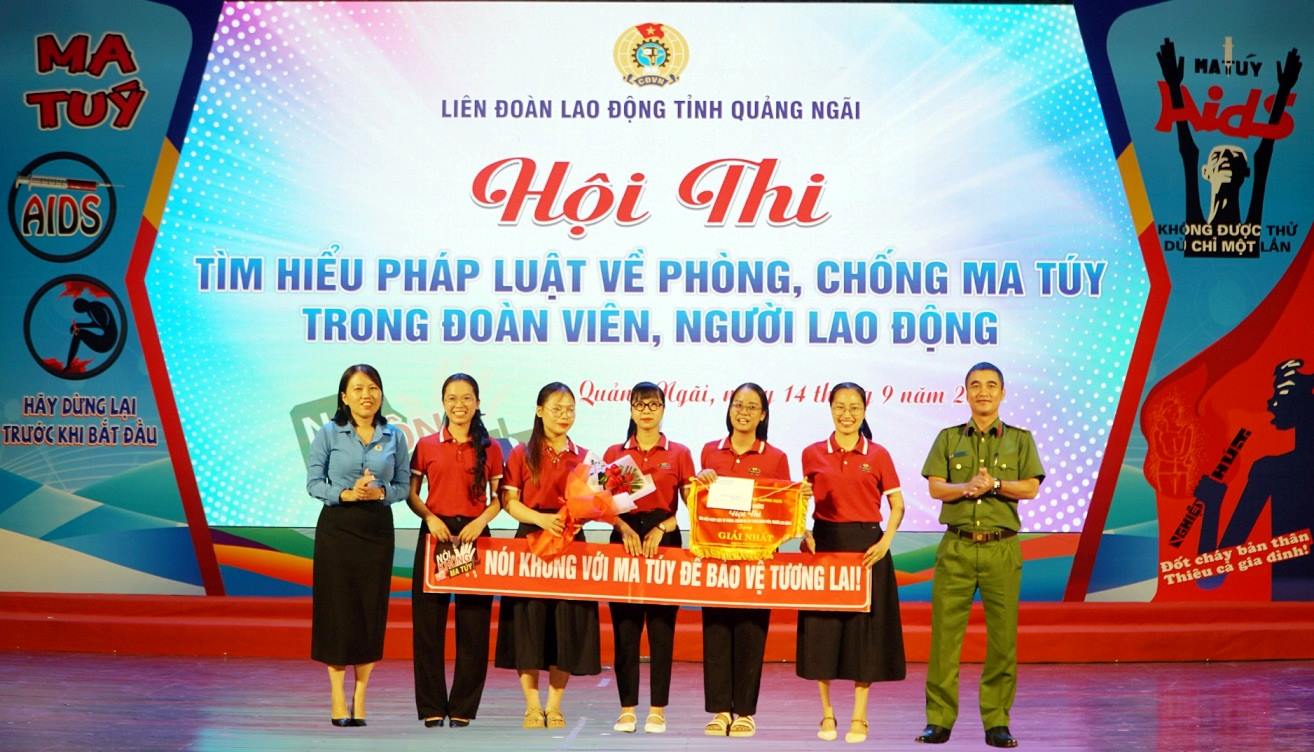 Nguyen Thi Viet Hien 여사 - Quang Ngai 지방 노동 연맹 부위원장(오른쪽 맨 끝)이 Tuan Nguyen 교육 유한 책임 회사 팀에게 1등상을 수여했습니다. 사진: Quang Ngai 노동 조합