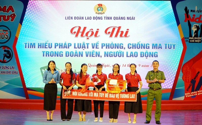 Ms. Nguyen Thi Viet Hien - Vice President of the Quang Ngai Provincial Labor Federation (far right) presented the First Prize to the team of Tuan Nguyen Education Company Limited. Photo: Quang Ngai Trade Union