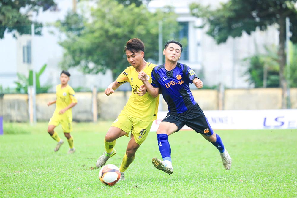 U17 Hoang Anh Gia Lai (ao xanh den) khong the tao bat ngo truoc U17 Ha Noi. Anh: VFF