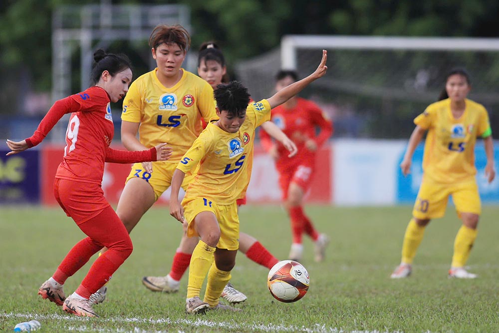 Ho Chi Minh City II (yellow shirt) held Phong Phu Ha Nam to a draw in round 3 of the National Women's Football Championship - Thai Son Bac Cup 2025. Photo: VFF