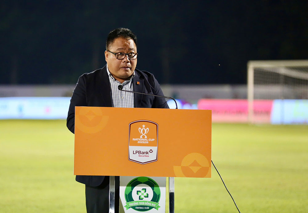 Tong Giam doc Cong ty co phan bong da Viet Nam (VPF) - ong Nguyen Minh Ngoc phat bieu khai mac giai dau.