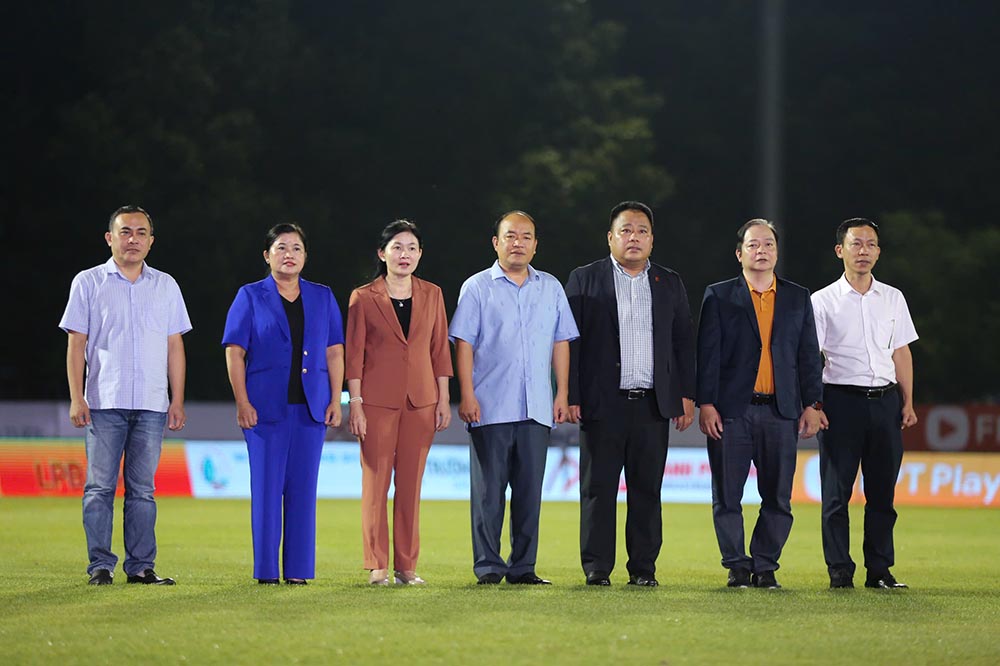 Dai dien Lien doan bong da Viet Nam (VFF), VPF, lanh dao tinh Dong Nai va nguyen lanh dao tinh Binh Phuoc truoc day tham du le khai mac.