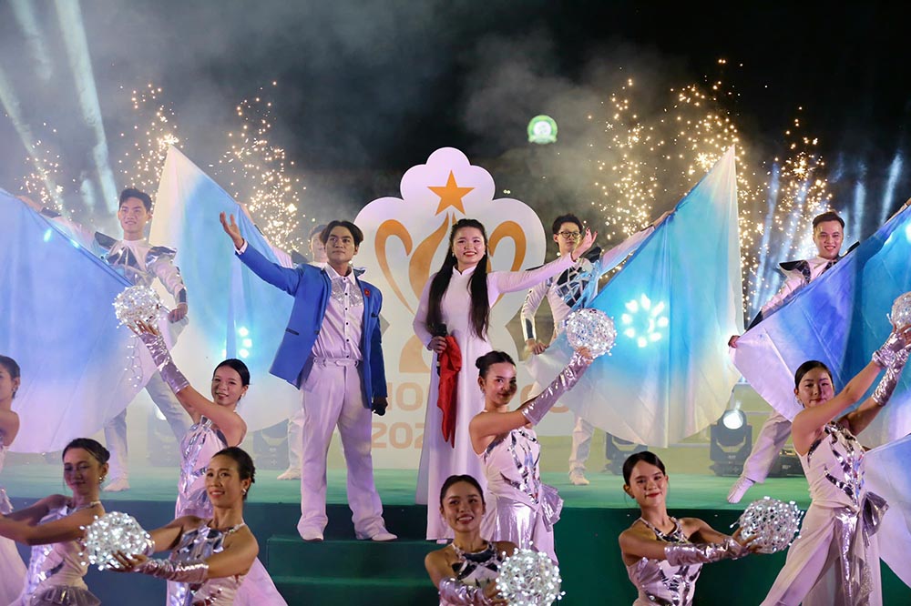 Su kien duoc to chuc voi su chuan bi ky luong, mang den cho khan gia khong chi bau khong khi bong da soi dong ma con la chuong trinh nghe thuat dac sac.