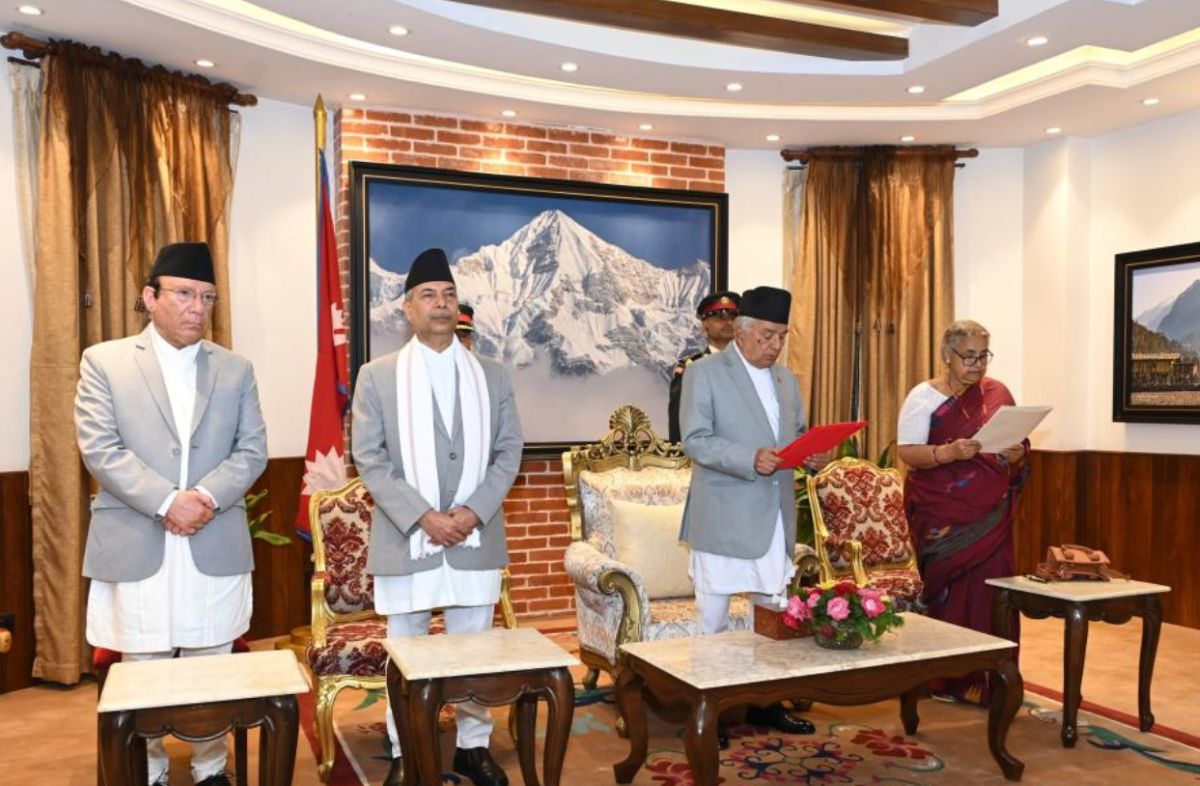 ネパールのラム・チャンドラ・ポイデル大統領(右2番目)が、2025年9月12日、ネパール、カッタンドで、サシラ・カルキ夫人の暫定首相就任宣誓式(右隅)を執り行いました。写真:Xinhua