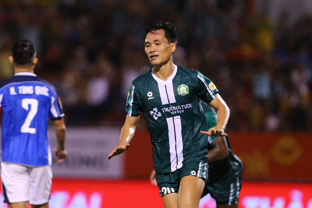 Den phut 76, Truong Tuoi Dong Nai co ban thang thu 3 nho cong cua Tu Nhan. Dang chu y, Minh Vuong la nguoi kien tao cho Tu Nhan ghi ban.