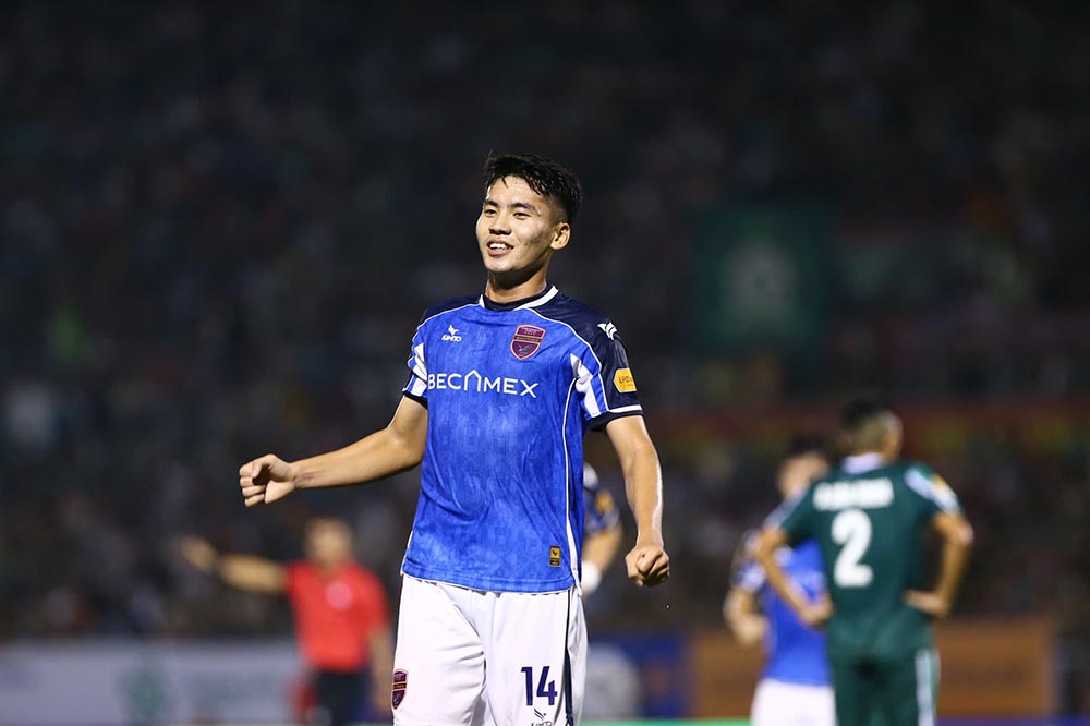 Den phut 22, ti so da la 1-1 khi so 14 Cao Quoc Khanh ghi ban cho Becamex TPHCM.