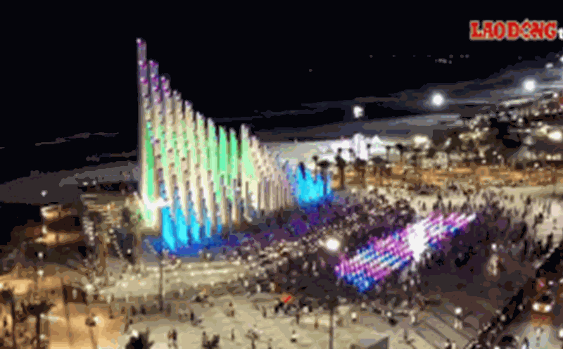 Tam Thang Tower in Vung Tau is crowded with visitors and check-iners every night. Photo: Thanh An