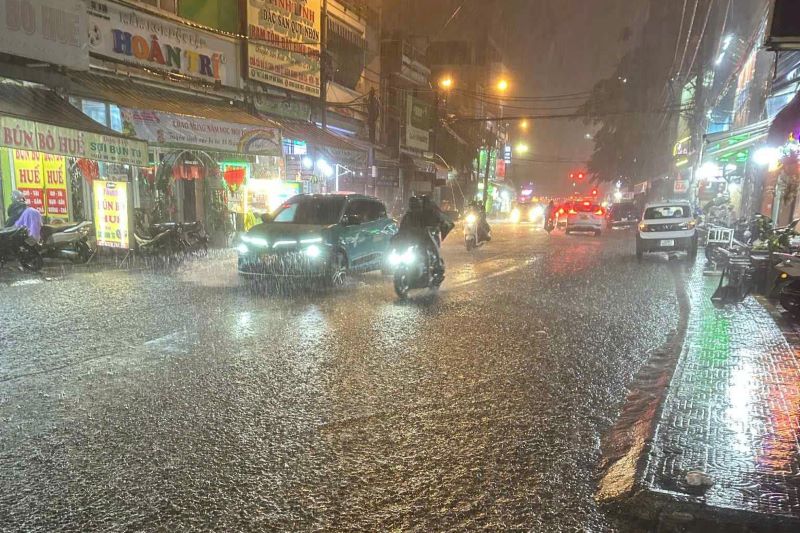 Thunderstorms and heavy rain caused local flooding in many areas of Da Nang. Photo: Duy Long