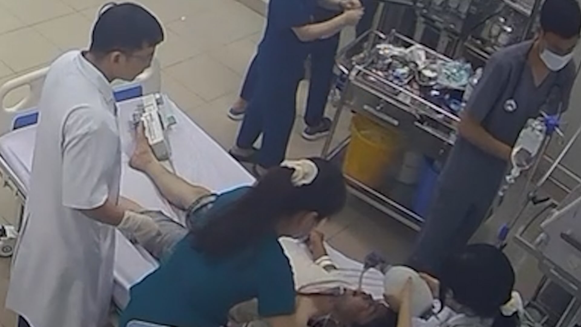 Abandoning procedures, prioritizing saving patients' lives in critical condition and then calculating later. Photo: H. Nguyen