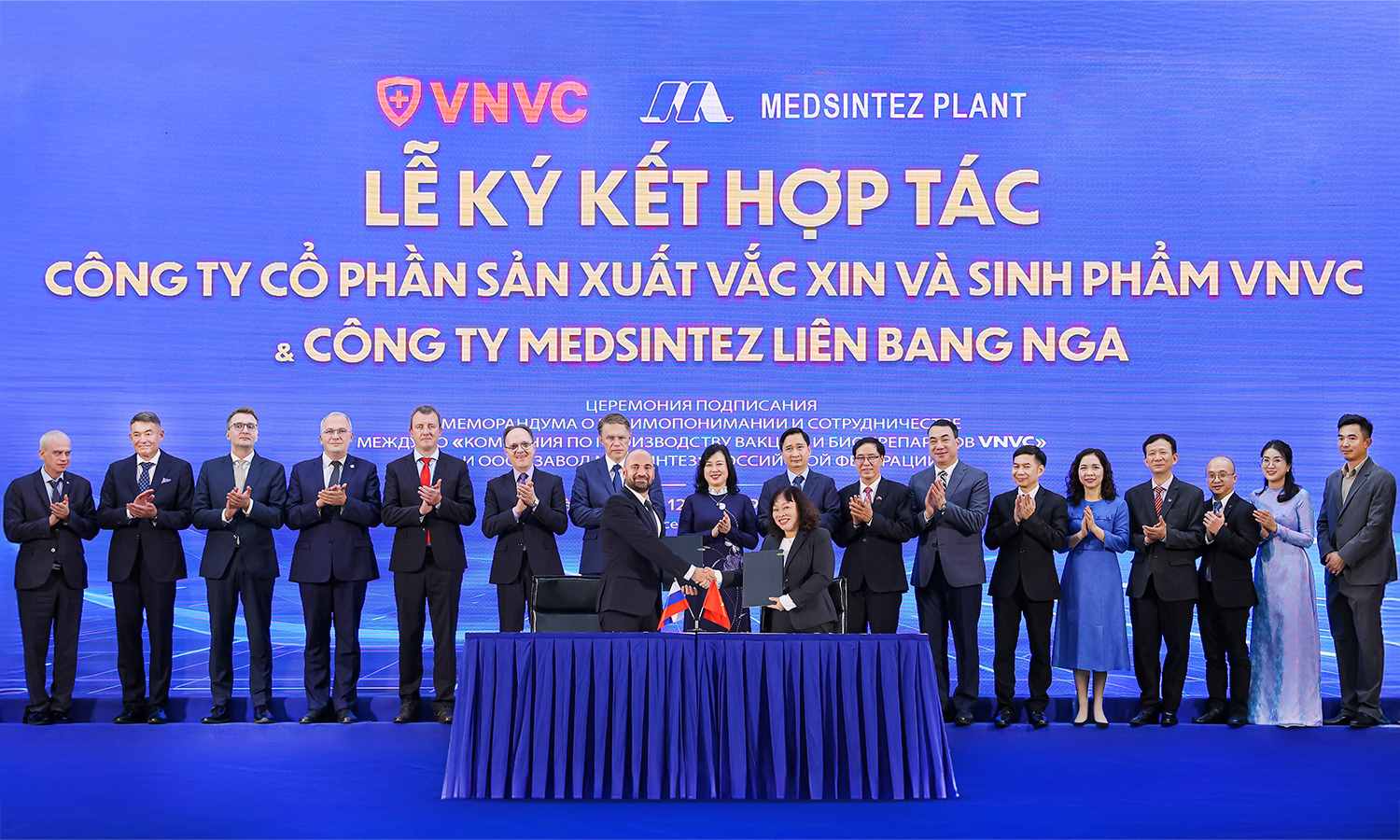 Dai dien Cong ty Medsintez va Nha may Vaccine va Sinh pham VNVC ky ket hop tac duoi su chung kien cua Bo truong Bo Y te Lien bang Nga Mikhail Murashko va Uy vien Trung uong Dang, Bo truong Bo Y te Viet Nam Dao Hong Lan. Anh: Pham Giang