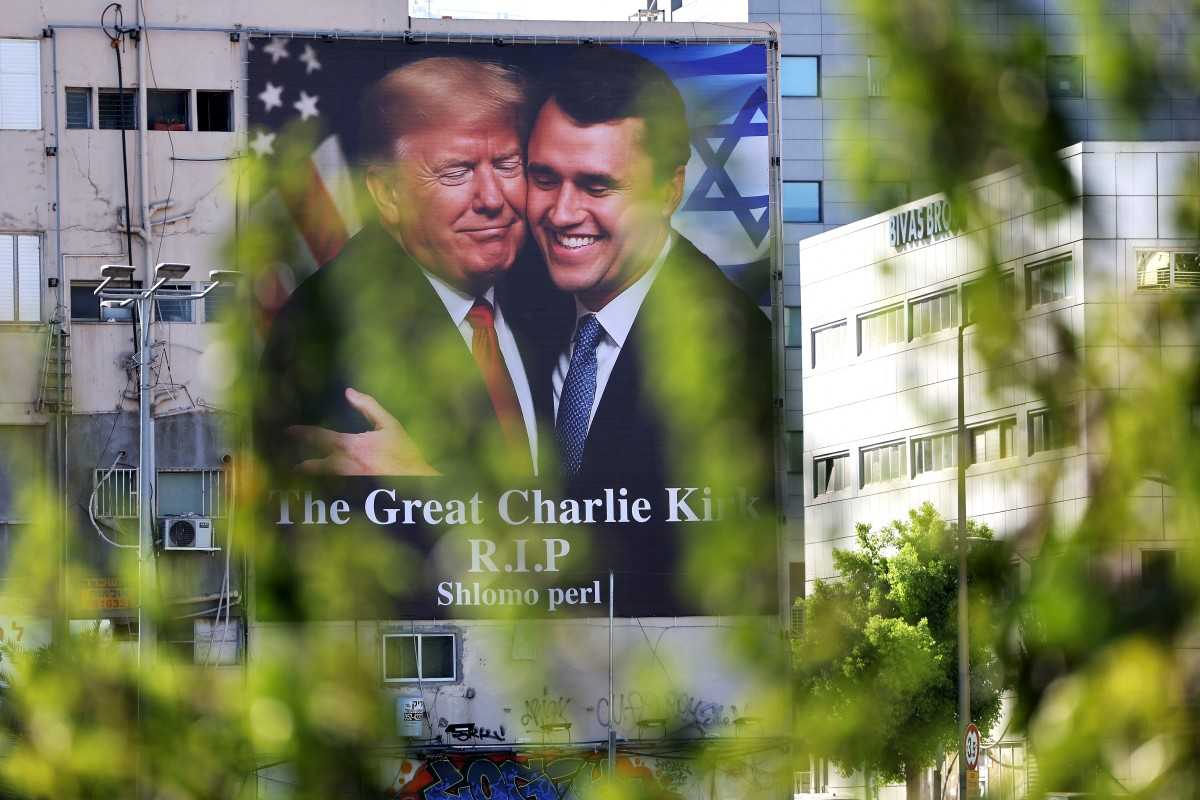 The poster in Tel Aviv ( Israel) on September 13, 2025 showed US President Donald Trump hugging right-wing activist Charlie Kirk. Photo: AFP