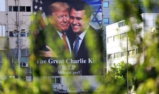 Áp phích tại Tel Aviv (Israel) ngày 13.9.2025, in hình Tổng thống Mỹ Donald Trump ôm nhà hoạt động cánh hữu Charlie Kirk. Ảnh: AFP