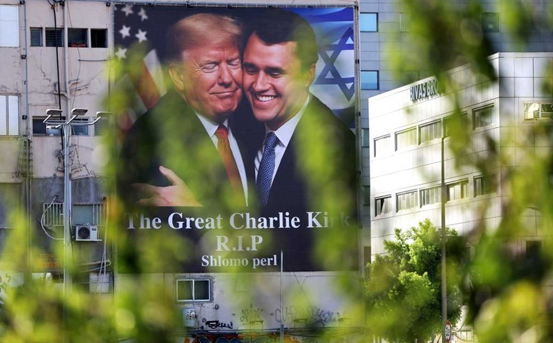 The poster in Tel Aviv ( Israel) on September 13, 2025 showed US President Donald Trump hugging right-wing activist Charlie Kirk. Photo: AFP