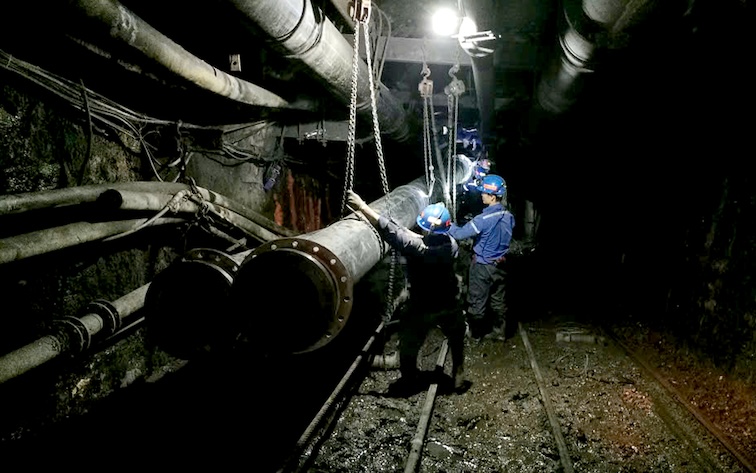 Than Mao Khe社の労働者は、競争運動に熱心に賛同しています。写真: Pham Cu