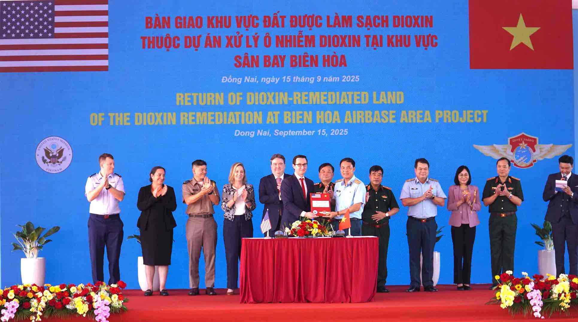 비엔호아 공항에서 약 6헥타르 면적의 다이옥신 정화 토지 구역 인도. 사진: HAC