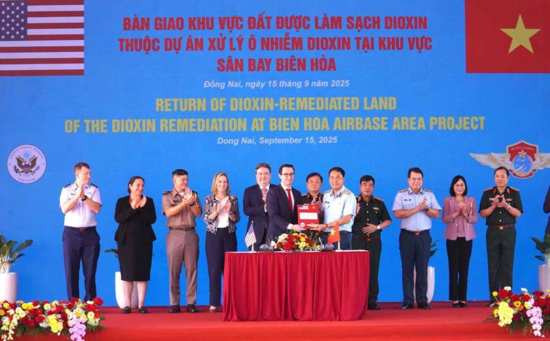 Handing over the land area where greenback has been cleaned with an area of about 6 hectares at Bien Hoa airport. Photo: HAC