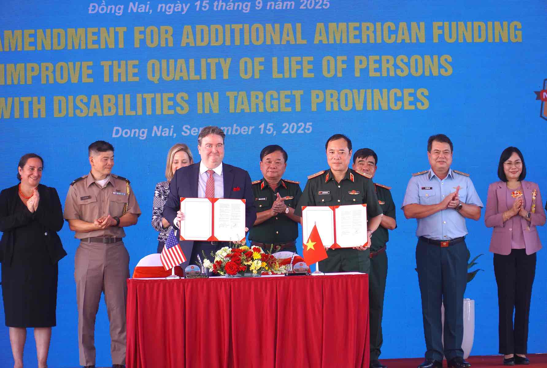 Trong khuon kho su kien, ong Marc Evans Knapper, Dai su dac menh toan quyen Hop chung Quoc Hoa Ky tai Viet Nam va Thieu tuong Nguyen Dinh Hien, Tu lenh Binh chung Hoa hoc (Bo Quoc phong), Tong Giam doc Trung tam Hanh dong Quoc gia khac phuc hau qua chat doc hoa hoc va moi truong (NACCET) da ky thoa thuan bo sung 32 trieu USD von ODA khong hoan lai cua Hoa Ky de tiep tuc mo rong Du an ho tro cai thien chat luong song cua nguoi khuyet tat tai cac tinh bi phun rai nang chat doc da cam/dioxin. Anh: HAC