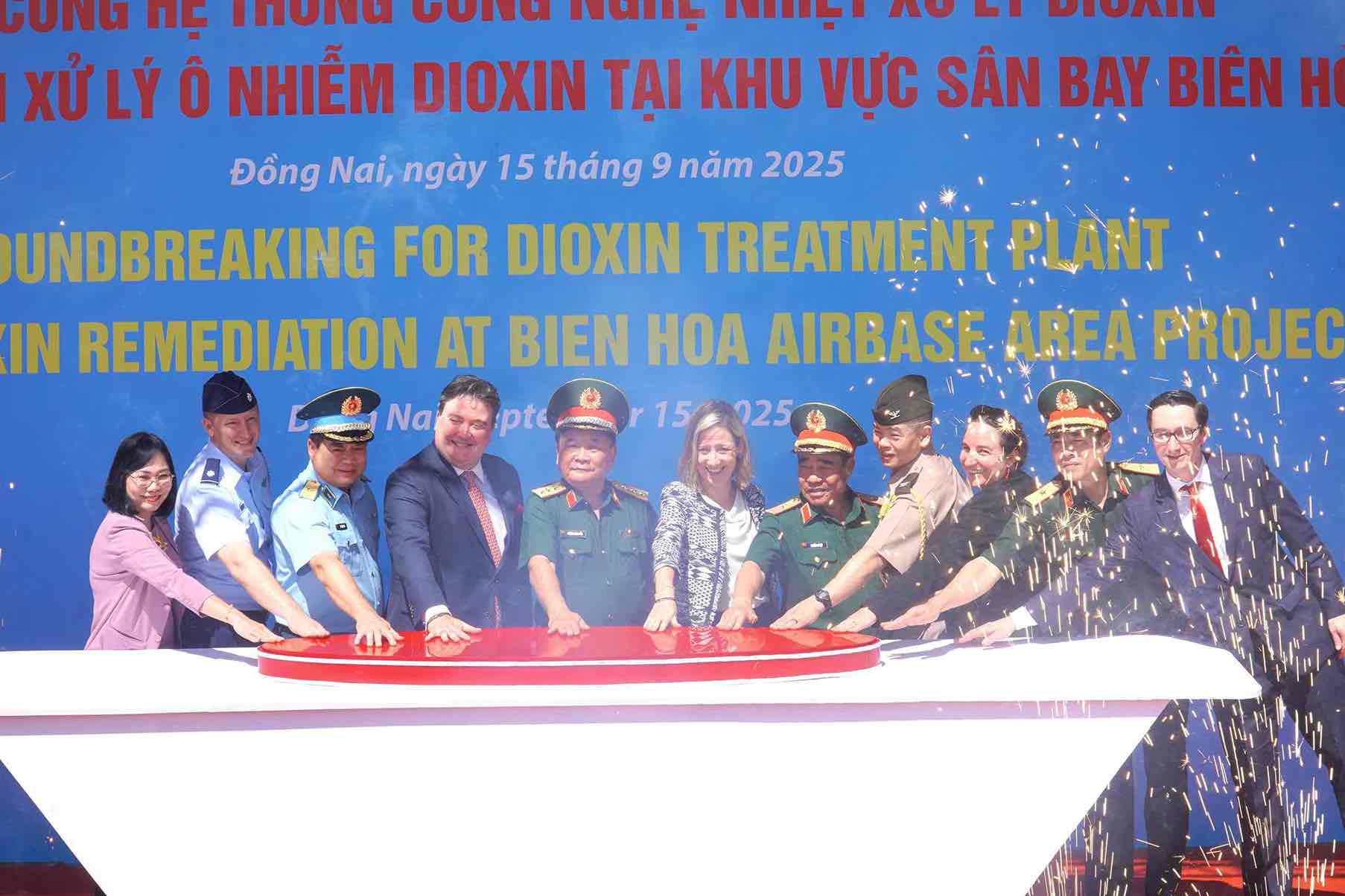 Cac dai bieu da tien hanh nghi thuc khoi cong xay dung, lap dat he thong cong nghe nhiet xu ly dioxin. Anh: HAC