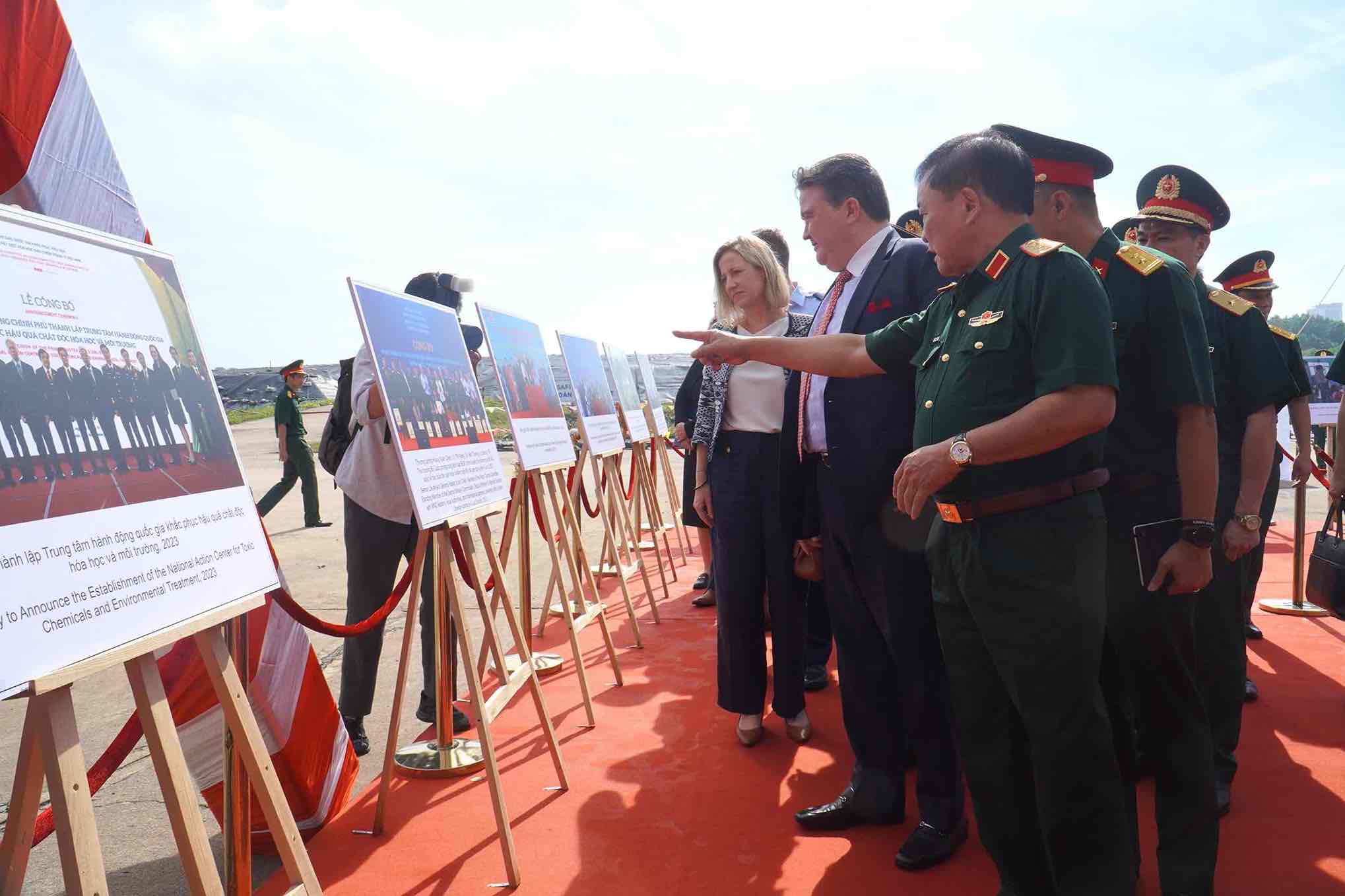 Thuong tuong Hoang Xuan Chien - Thu truong Bo Quoc phong, Truong Co quan Thuong truc Ban Chi dao Quoc gia 701; Ong Marc Evans Knapper, Dai su Dac menh toan quyen Hop chung quoc Hoa Ky tai Viet Nam tai su kien. Anh: HAC