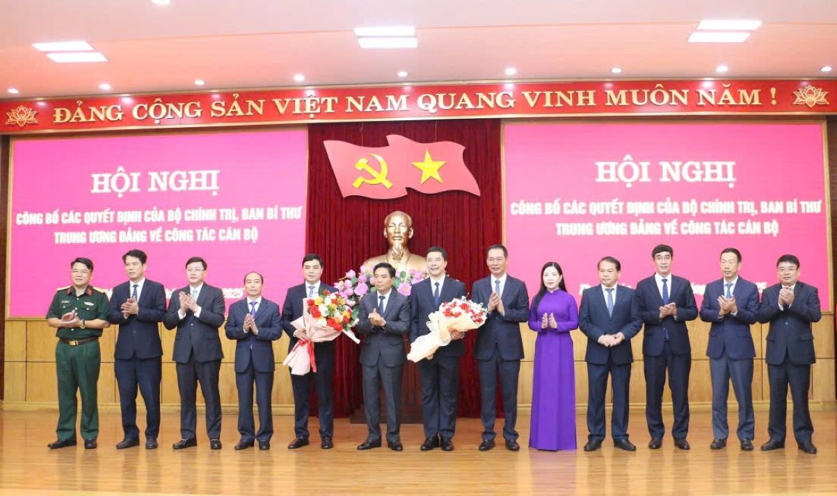 Lanh dao tinh Thanh Hoa chuc mung ong Nguyen Hoai Anh - tan Pho Bi thu Tinh uy Thanh Hoa. Anh: Tran Lam
