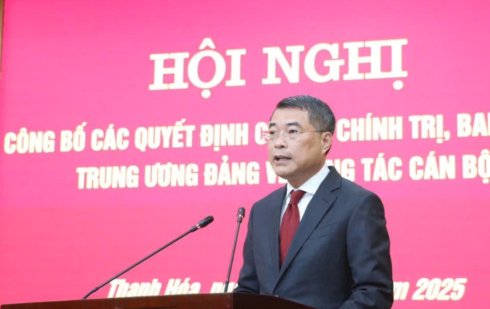 Mr. Le Minh Hung - Politburo member, Secretary of the Party Central Committee, Head of the Central Organization Committee gave a speech assigning tasks. Photo: Tran Lam