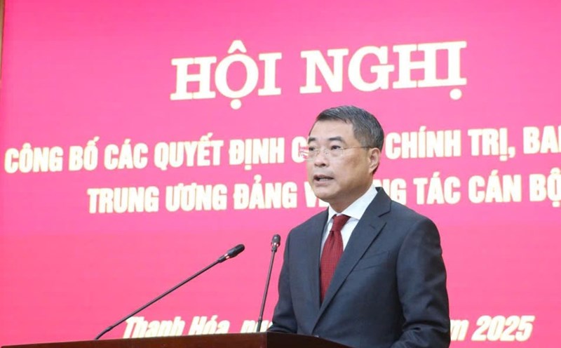 Mr. Le Minh Hung - Politburo member, Secretary of the Party Central Committee, Head of the Central Organization Committee gave a speech assigning tasks. Photo: Tran Lam