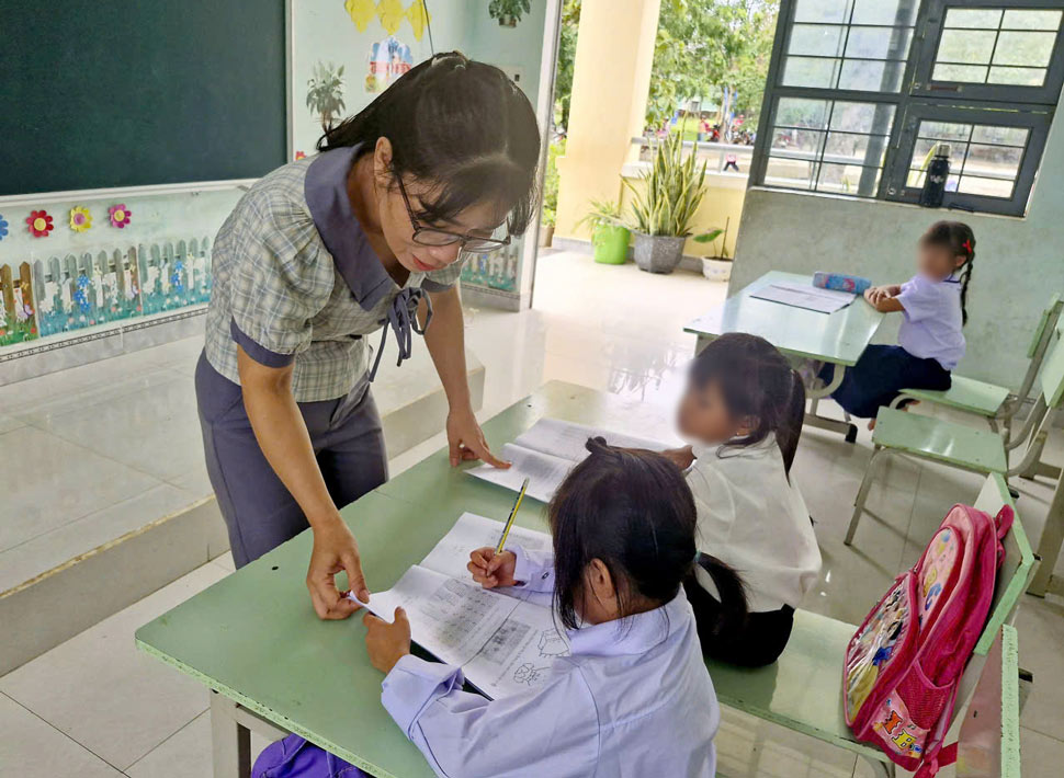 Profesora dando clase a estudiantes de primaria en la comuna de Ia Mo una de las 7 comunas fronterizas de la provincia de Gia Lai. Foto: Hoai Phuong