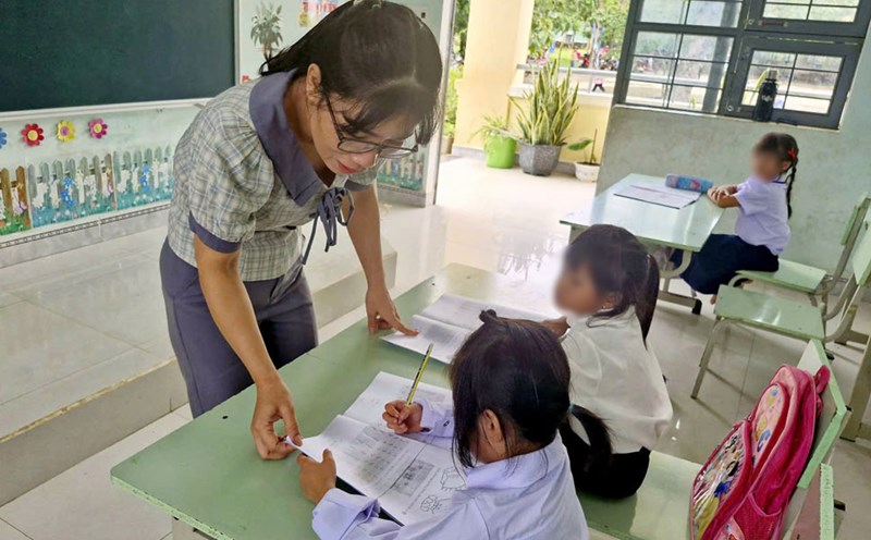 The teacher lectures to primary school students in Ia Mo commune - one of the 7 border communes of Gia Lai province. Photo: Hoai Phuong